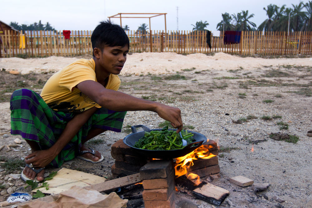 A Rohingya man cooks at Timbang Refugee Camp, in the outskirts of Langsa City (Aceh Province, Indonesia). Photo: Carlos Sardiña Galache / Yayasan Geutanyoe – A Foundation for Aceh.