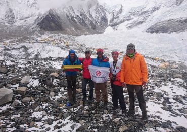 Burmese Everest climbers reach peak