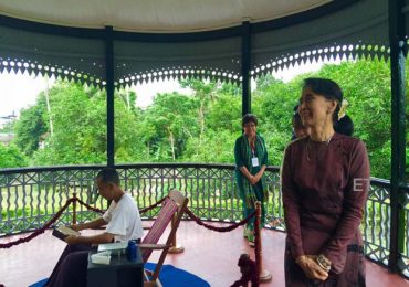 Suu Kyi visits her childhood home