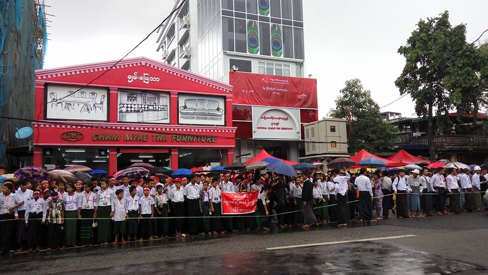 Crowds gather in the rain outside the NLD's head office in Rangoon to mark Martyrs' Day on 19 July 2016. (Photo: Ko Maung / DVB) 