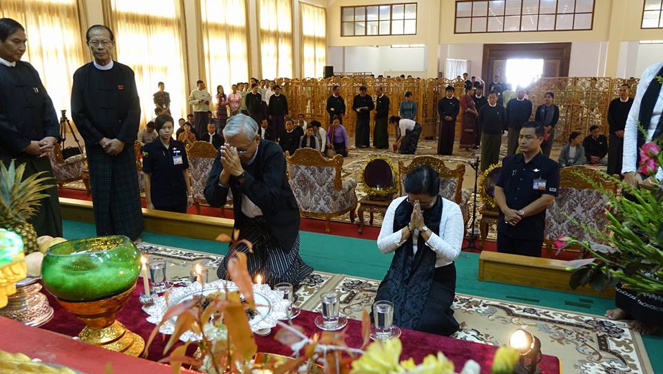 President Htin Kyaw and his wife Su Su Lwin pay their respects to Burma's fallen martyrs at a Buddhist ceremony in Naypyidaw on 19 July 2016. (Photo: DVB) 