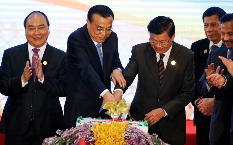 Asia leaders tiptoe around South China Sea tensions