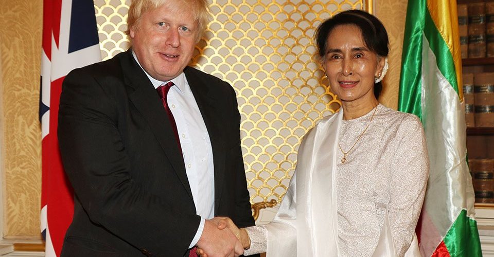 Suu Kyi meets British FM ahead of US visit
