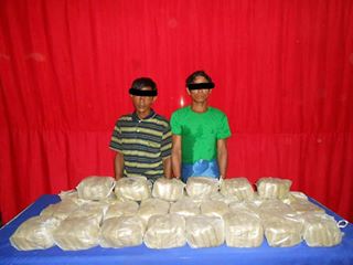 Oh Nge and Htein Linn were arrested with 299 bags of kratom leaves on 24 September 2016 in Kawthaung. (PHOTO: Latt Ko Ko Oo/ DVB)