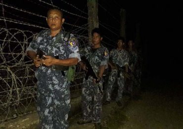 Hundreds of Rohingyas flee to Bangladesh