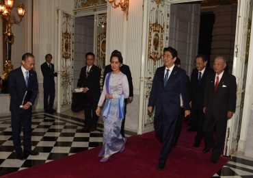 Japan PM promises Burma $7.73 billion in aid