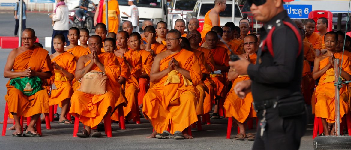 Thai police call off raid on scandal-hit Buddhist temple