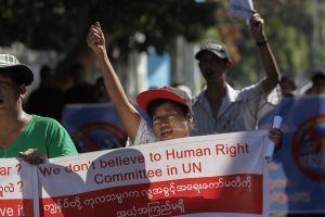 Arakanese activists protest against visiting United Nations Special Rapporteur on Burma, Yanghee Lee, in Rangoon on January 16, 2015. (PHOTO: Reuters) 