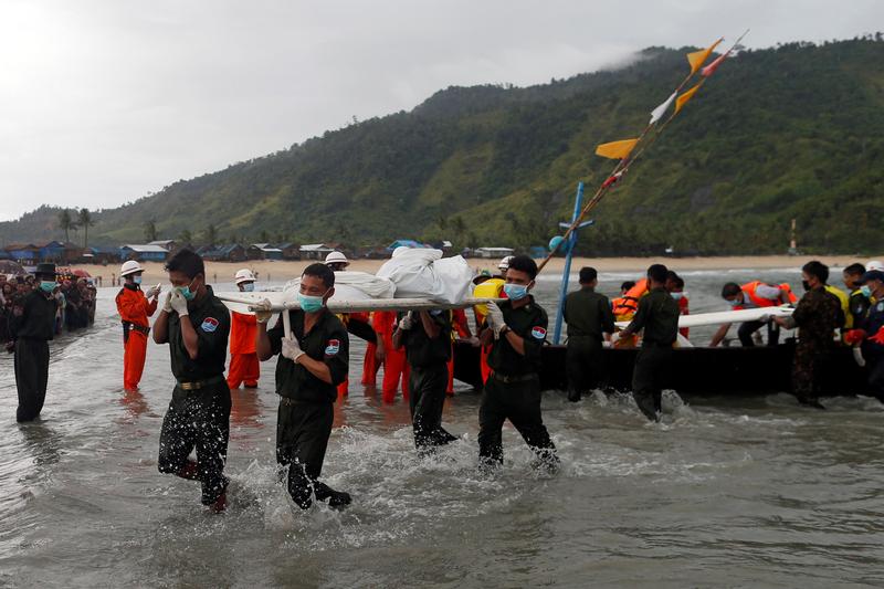 Body count rises to 31 in search for downed plane amid deteriorating weather