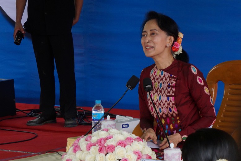 Suu Kyi stands by Burmese state media