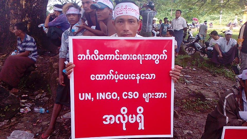Hundreds of Arakanese demonstrate against aid agencies