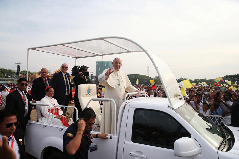 Pope calls for peace, reconciliation in Yangon public mass