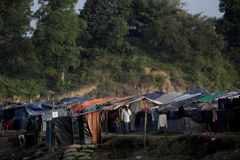 Bangladeshi, Burmese officials visit Rohingya trapped at border