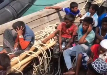 Malaysia intercepts boat carrying Rohingya refugees