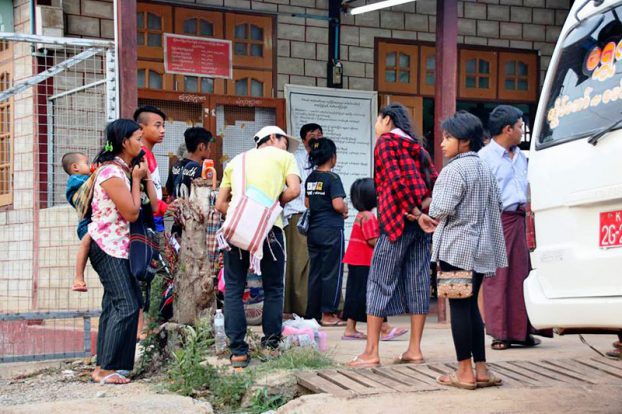 Dozens of refugees in Thailand return to Burma